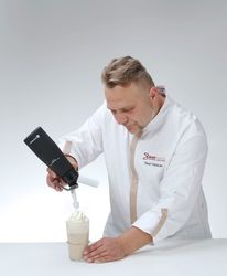 Zdjęcie do “Syfon do bitej śmietany 0,5 l Kitchen Line czarny - kod 588420”.