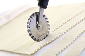 Zdjęcie do “Radełko do ciasta - falowane ostrze - kod 856154”.