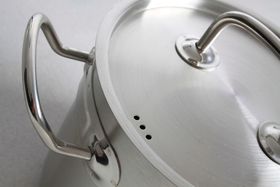 Zdjęcie do “Hendi Garnek wysoki Kitchen Line z pokrywką poj. 2,8 l śr 160(H)140 mm - kod 837108”.