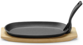 Zdjęcie do “Półmisek żeliwny z drewnianą podstawą i uchwytem 280x140x(H)30 mm - kod 629383”.