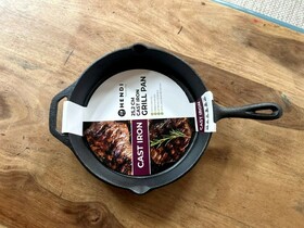 Zdjęcie do “Patelnia żeliwna okrągła do grillowania 510x274x(H)27 mm - kod 629925-N”.