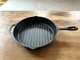 Zdjęcie do “Patelnia żeliwna okrągła do grillowania 510x274x(H)27 mm - kod 629925-N”.