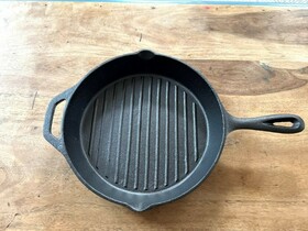 Zdjęcie do “Patelnia żeliwna okrągła do grillowania 510x274x(H)27 mm - kod 629925-N”.
