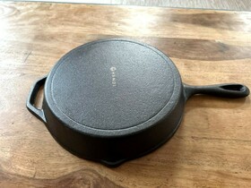 Zdjęcie do “Patelnia żeliwna okrągła do grillowania 510x274x(H)27 mm - kod 629925-N”.