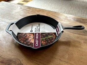 Zdjęcie do “Patelnia żeliwna okrągła do grillowania 510x274x(H)27 mm - kod 629925-N”.