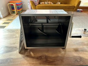 Zdjęcie do “Mieszarka ręczna do farszu z dzieżą przechylną i przekładnią 20 l - kod 282281”.