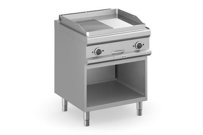 Zdjęcie do “MBM Płyta grillowa elektryczna, na podstawie z trzech stron zamkniętej 700x700 - 1/2 gładka, 1/2 ryflowana, chromowana, Magistra Plus 700 kod MFTE77ALRC”.