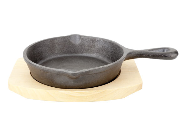 Zdjęcie do “Patelnia na drewnianej podstawce śr. 135 mm - kod 1495207”.